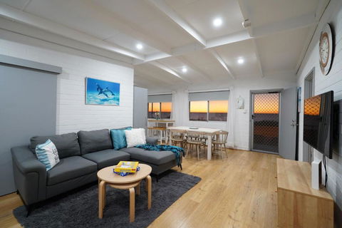 OCEA84 - Quinns Beach Shack: Ocean Views - Tourism Canberra 0