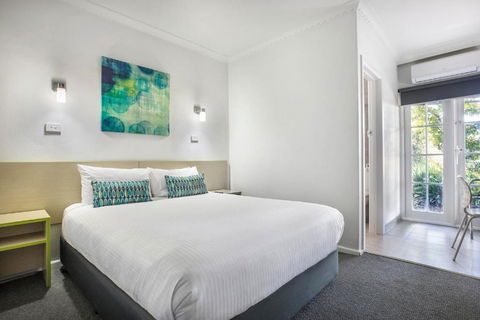 Nightcap At Skyways Hotel - Tourism Canberra 0