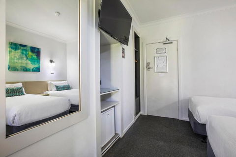 Nightcap At Skyways Hotel - Tourism Canberra 3