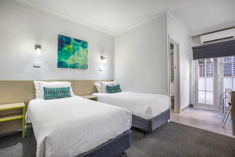 Nightcap At Skyways Hotel - Tourism Canberra 1