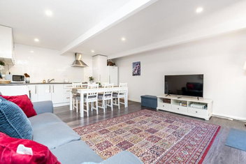 Peaceful 1BR Home Near Canberra Hospital with Tourism Canberra