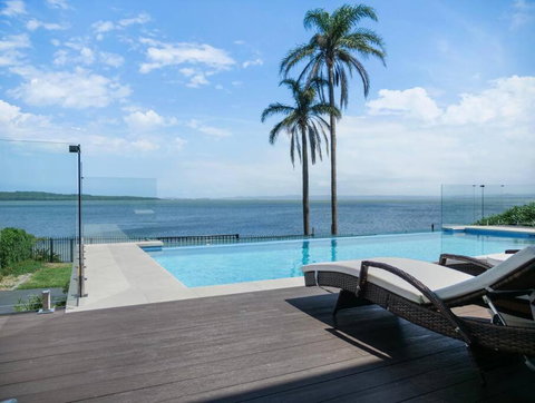 Panoramic Lakefront 6 BDRM Villa - Tourism Canberra 0