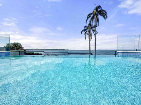 Panoramic Lakefront 6 BDRM Villa - Tourism Canberra 3