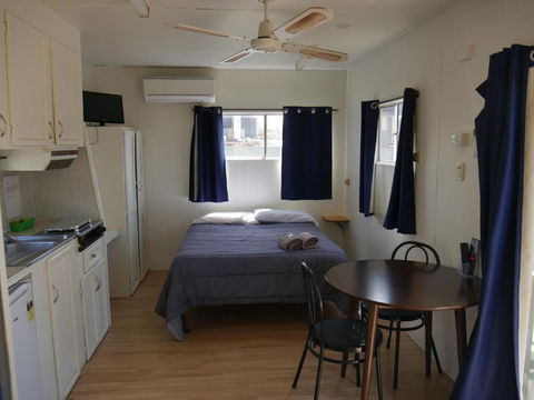 Parkes Country Cabins - Tourism Canberra 0