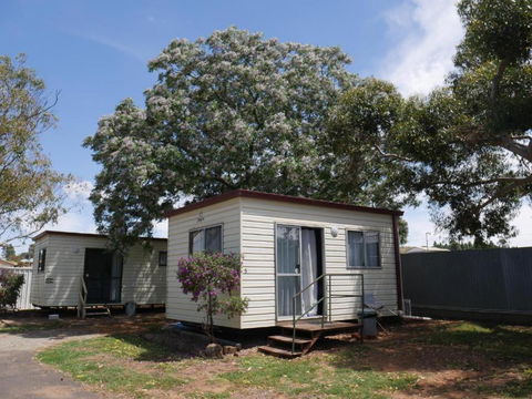 Parkes Country Cabins - Tourism Canberra 3