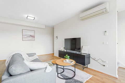 Perfect Location Cozy Townhouse McKinnon Station - Tourism Canberra 1