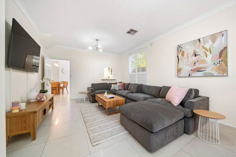 Petal And Bloom - 3BR Family CBD - Tourism Canberra 3