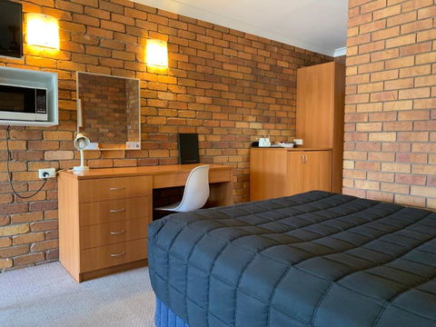Peter Allen Motor Inn - Tourism Canberra 0