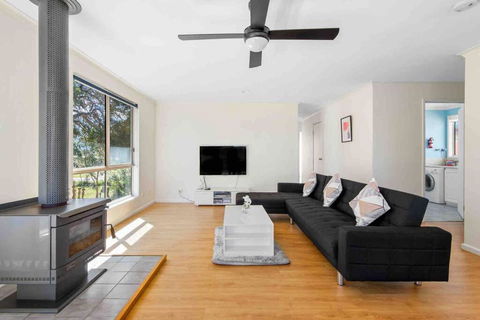Picturesque Lakeside Getaway: Views, Beach, Park - Tourism Canberra 2