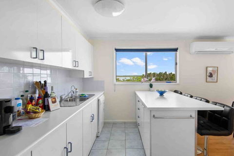 Picturesque Lakeside Getaway: Views, Beach, Park - Tourism Canberra 0