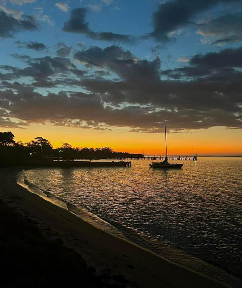Picturesque Lakeside Getaway: Views, Beach, Park - Tourism Canberra 1