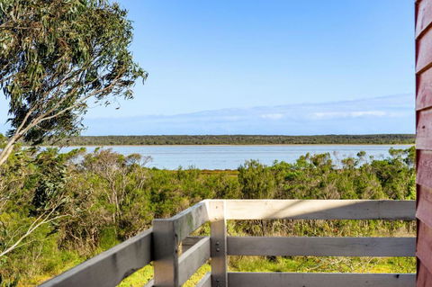 Picturesque Lakeside Getaway: Views, Beach, Park - Tourism Canberra 3