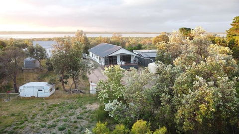 PIECE OF PARADISE, Huge 4 Bedroom Haven - Tourism Canberra 3