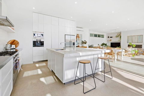 Poolside Paradise Mount Eliza - Tourism Canberra 1