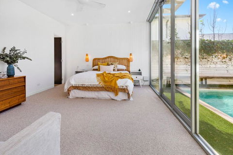Poolside Paradise Mount Eliza - Tourism Canberra 3