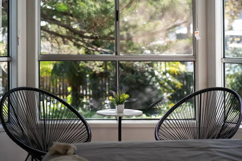 Popular Central Location King Bed The Repose - Tourism Canberra 0