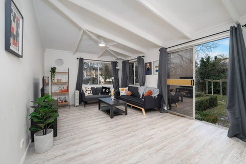 Popular Central Location King Bed The Repose - Tourism Canberra 3