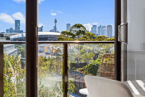 Prime Location 2-Bed Apartment With Parking - Tourism Canberra 0