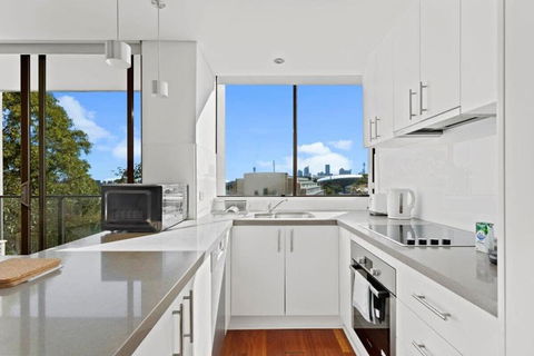 Prime Location 2-Bed Apartment With Parking - Tourism Canberra 3