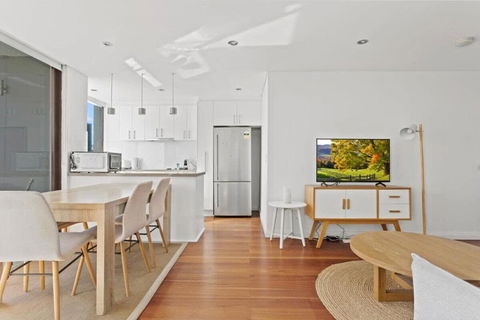 Prime Location 2-Bed Apartment With Parking - Tourism Canberra 2