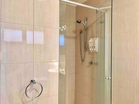 Private Entrance Beautiful Ensuite W Kitchenette - Tourism Canberra 3