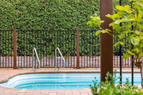 Private Pool Retreat In Watson - Tourism Canberra 0