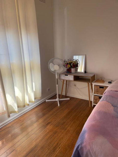 Private Room Near Melbourne Airport - Tourism Canberra 0