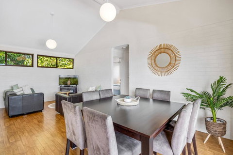 Quaint 2-Bed Beach Abode With Ocean Views - Tourism Canberra 1