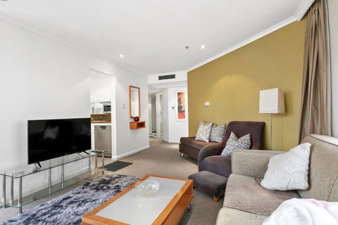 Quay West 2302 Self-Catering - Tourism Canberra 3