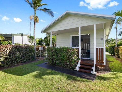 Queens Beach Tourist Village - Tourism Canberra 1