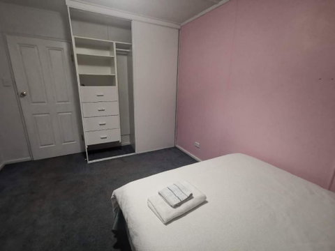 Quiet Room With Off Street Parking In Hobart - Tourism Canberra 0