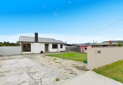 Quiet Room With Off Street Parking In Hobart - Tourism Canberra 3