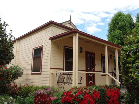 Autumn Affair Cottage 6 - Tourism Canberra 1