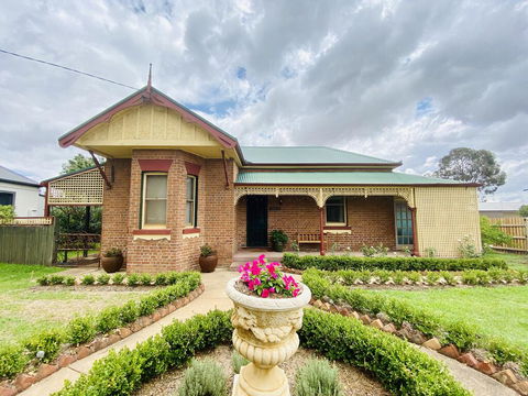 Avoca House - Circa 1900 Gorgeous Federation Home - Tourism Canberra 0