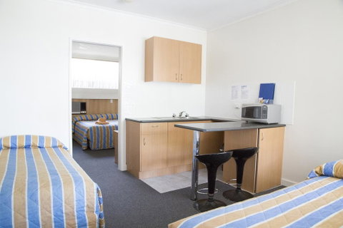 Bamboo Motor Inn - Tourism Canberra 0