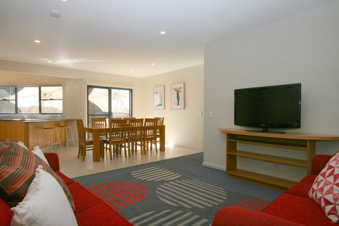 Banjos Way 1/23 Banjo Patterson Crescent - Tourism Canberra 2