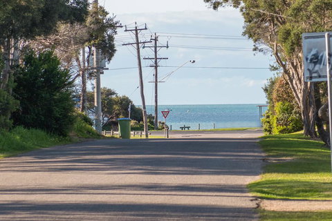 Bay Beach Beauty - Tourism Canberra 0