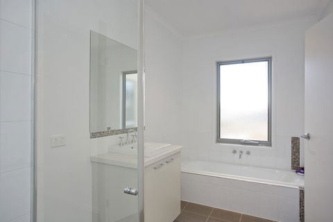 Beach & Golf Stays, Australia - Tourism Canberra 2