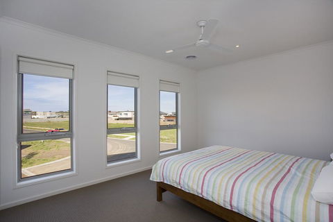 Beach & Golf Stays, Australia - Tourism Canberra 1
