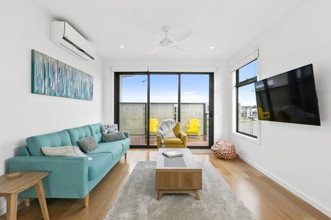 Beach & Golf Stays, Australia - Tourism Canberra 0