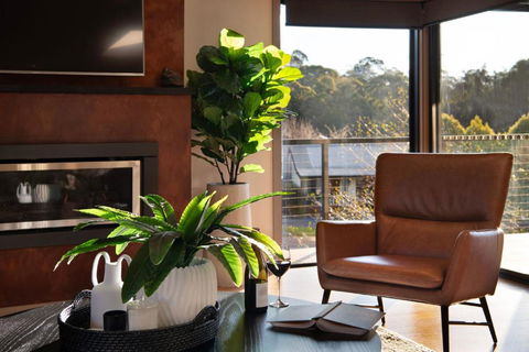 Retreat Lake Daylesford - Free Wifi - Tourism Canberra 3