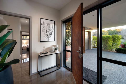 Retreat Lake Daylesford - Free Wifi - Tourism Canberra 1