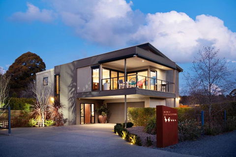 Retreat Lake Daylesford - Free Wifi - Tourism Canberra 0