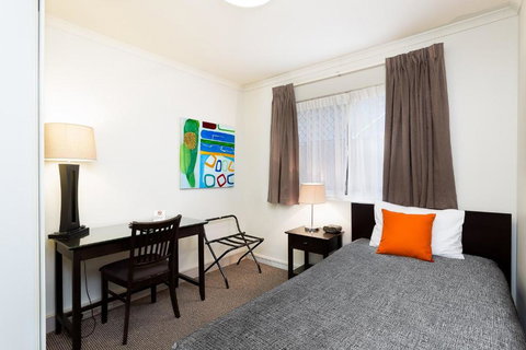 Redcliffe Motor Inn - Tourism Canberra 1