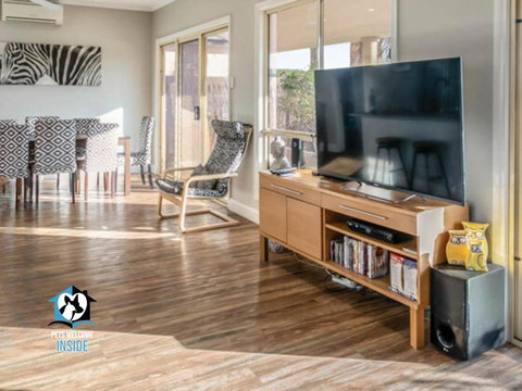 Renovated Beautiful Holiday Home With A Private Beach & Stunning Views! - Tourism Canberra 2
