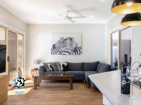 Renovated Beautiful Holiday Home With A Private Beach & Stunning Views! - Tourism Canberra 3