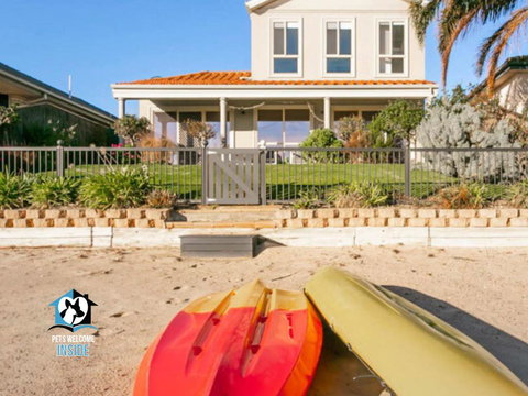 Renovated Beautiful Holiday Home With A Private Beach & Stunning Views! - Tourism Canberra 1