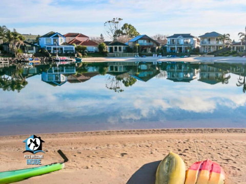 Renovated Beautiful Holiday Home With A Private Beach & Stunning Views! - Tourism Canberra 0