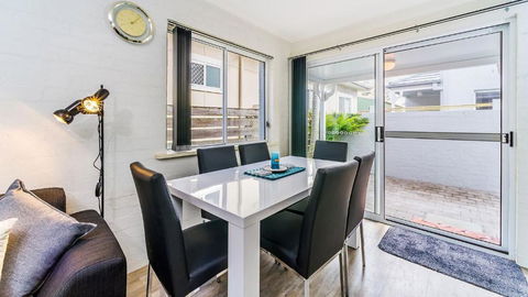 RED Rock - Townhouse In Town - Tourism Canberra 1