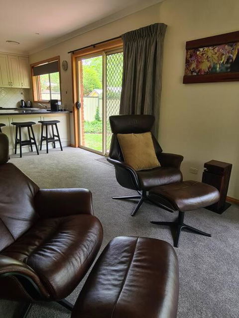 REDGUM RETREAT BRIGHT - Luxury Spa Villa - Tourism Canberra 0